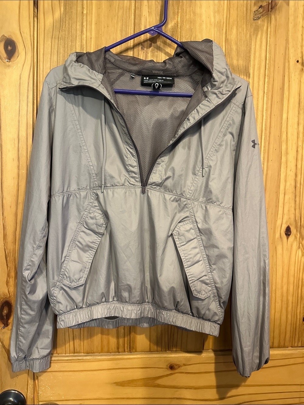 Under Armour Light Gray Pullover Windbreaker Jacket** extremely light weight*